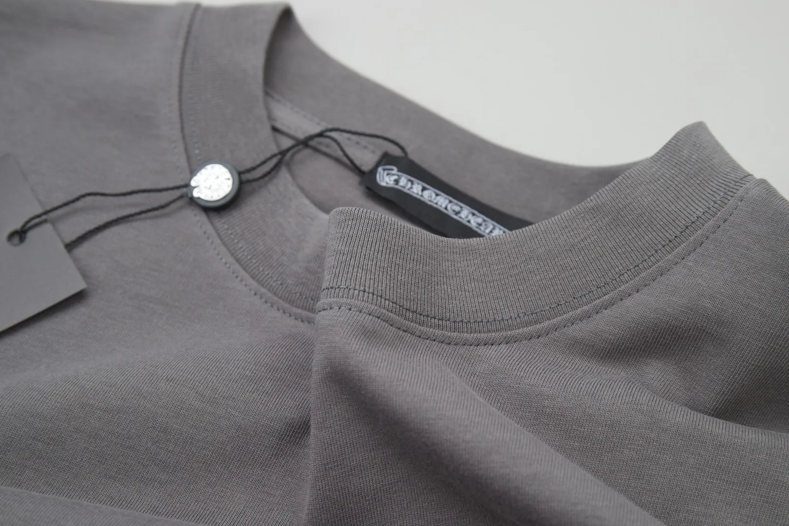 🅿️230 ✨CH✨🆕25SS Spring and Summer New Style Crow Heart✝Rack Logo Embroidered Short Sleeves Light luxury essential item for daily commuting for men and women Correct version Welcome to compare Detailed features · 260g 100% pure cotton double yarn jersey fabric · Custom dyed in the same cylinder, special thickened 32 count double-ply 1X1 thread · Double needle stitching and cross-stitching technology · Original main mark, washed tag, brand moisture-proof paper packaging Color: white/black/grey Size: S/M/L/XL